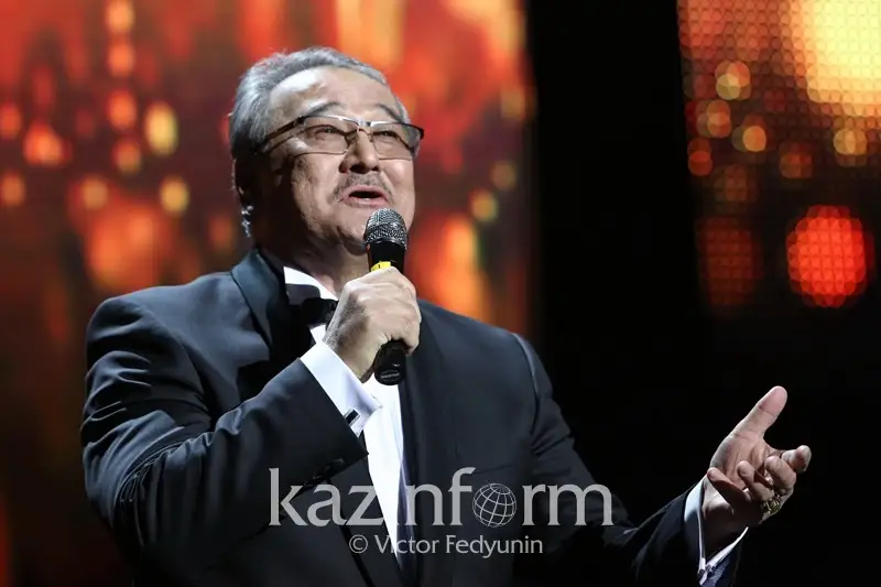 Нұрлан Өнербаев қазақтың ақжаулықты аналарына тағзым етті