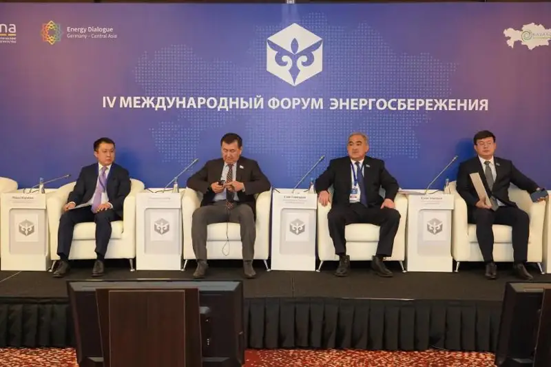 Нагрудные знаки вручили лучшим сотрудникам сферы энергосбережения