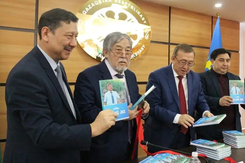 ەلوردادا «ەڭ باي اكە» كىتابىنىڭ تۇساۋكەسەرى ءوتتى