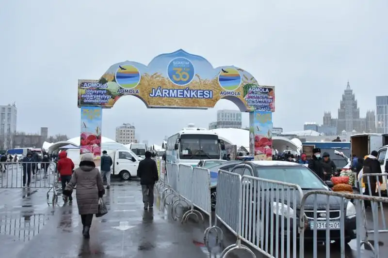 نۇر-سۇلتانداعى جارمەڭكە: اقمولا 500 توننادان استام اۋىل شارۋاشىلىعى ءونىمىن اكەلدى - فوتو