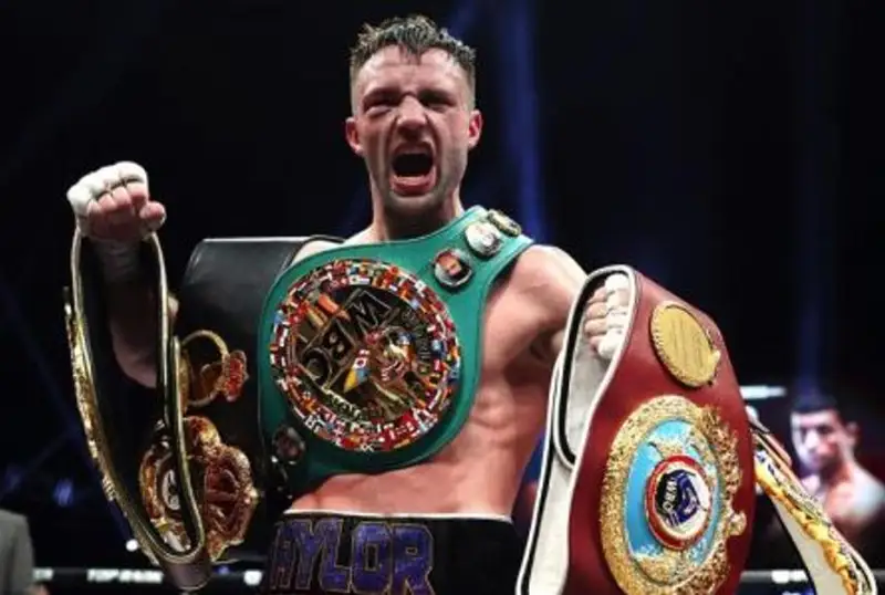 Бывший абсолютный чемпион мира в первом полусреднем весе лишился третьего титула подряд