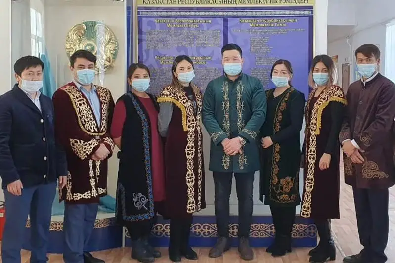 Национальные казахские костюмы носят работники детсадов и школ в Павлодарской области