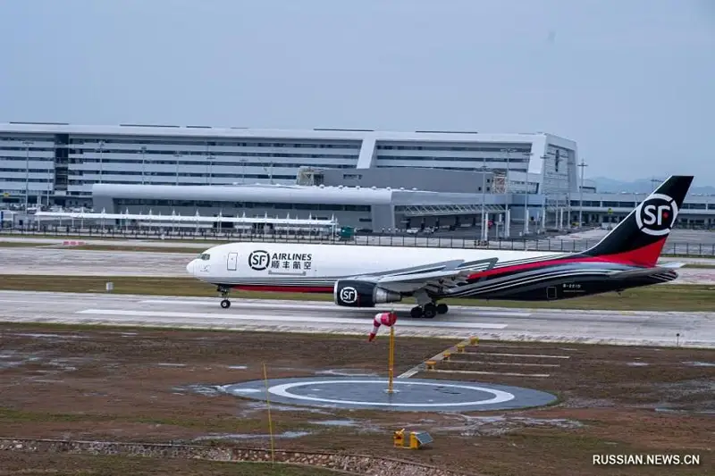 Первый в Азии специализированный грузовой аэропорт начал работу в Китае