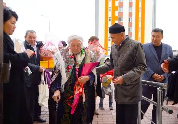 Páter jaldap turatyn 90 jastaǵy túrkistandyq keıýana úıli boldy