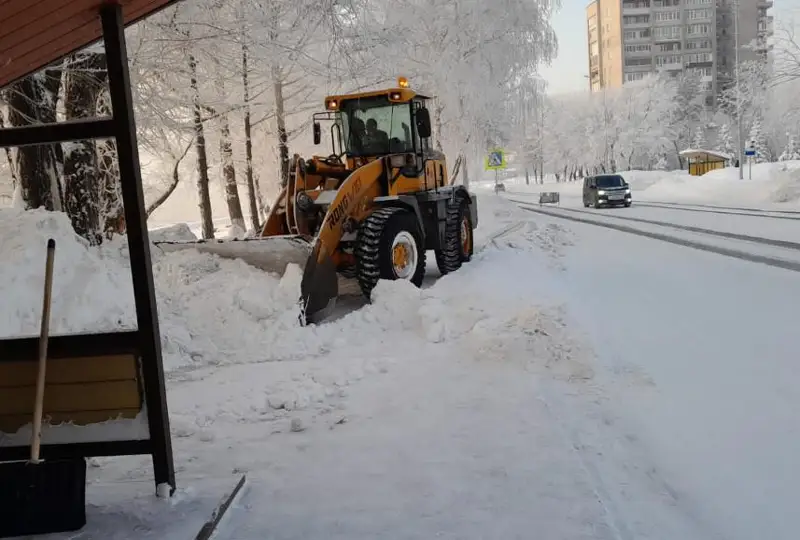 Qar basqan Óskemendi qansha tehnıka tazalap júr