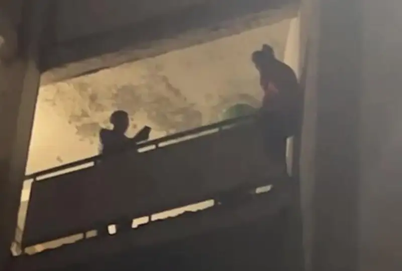 Aqtaýda balkonnan sekirmek bolǵan 41 jastaǵy áıeldi polıtseıler qutqardy