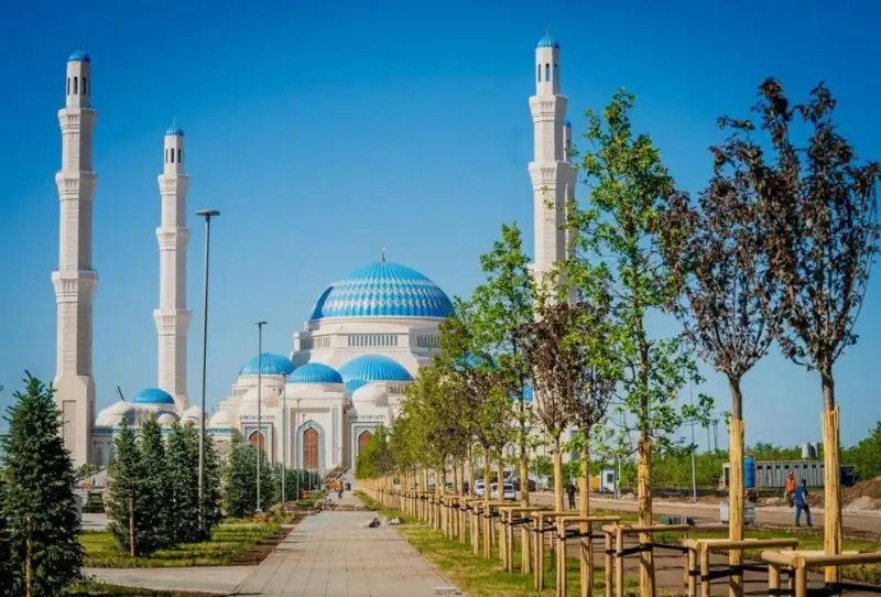 Astanadaǵy alyp meshit mańy keıin máýeli baqqa aınalmaq