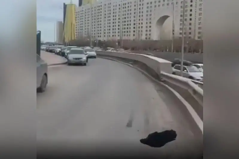 Подмыв основания дорожной одежды стал причиной дыры на улице возле Дома министерств