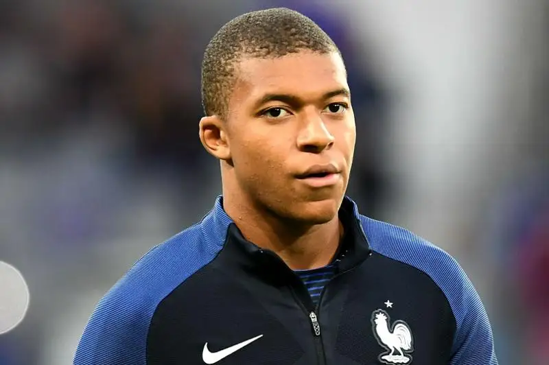 الەمدەگى ەڭ قىمبات فۋتبولشى كومانداسىن اۋىستىرماق