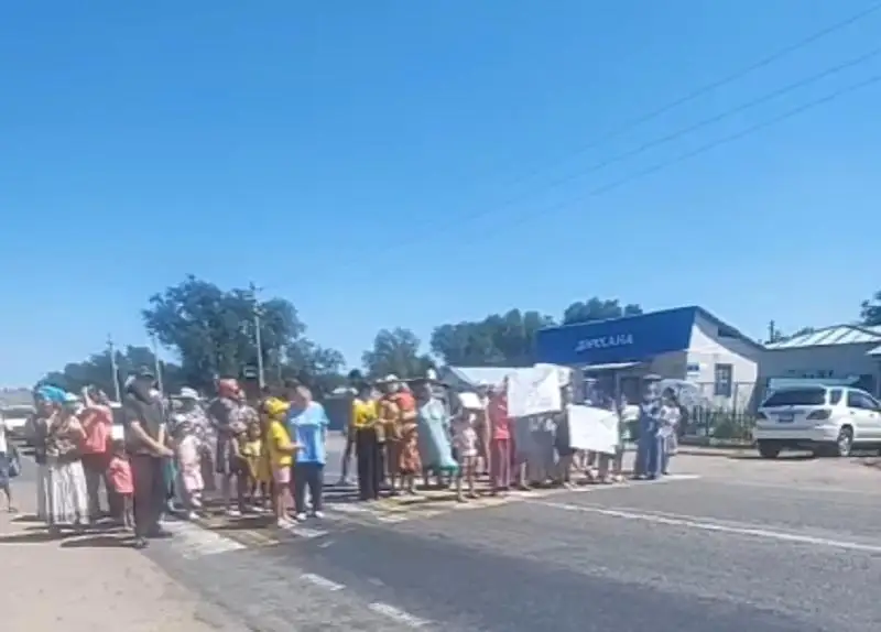 Сельчане перекрыли трассу из-за плохой дороги в Алматинской области