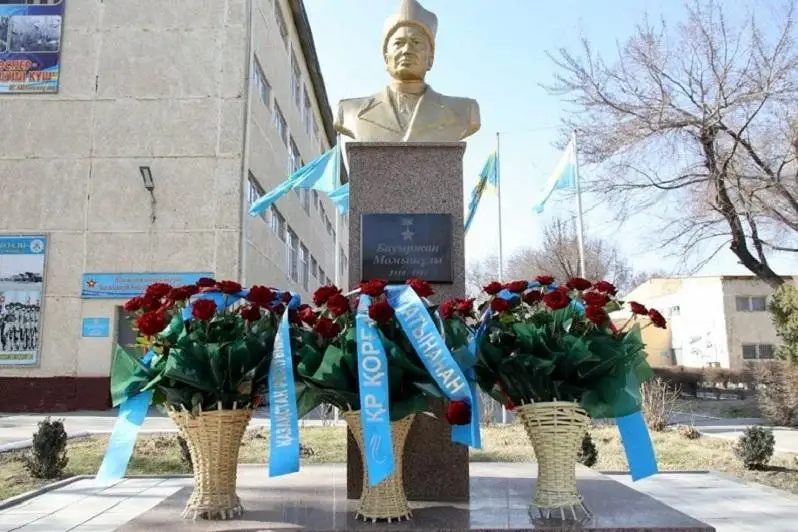 Памятник легендарному полководцу Бауыржану Момышулы открыли в Таразском гарнизоне