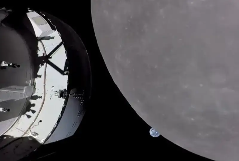 Космический корабль «Орион» приблизился к  Луне на 130 км и сделал снимок Земли