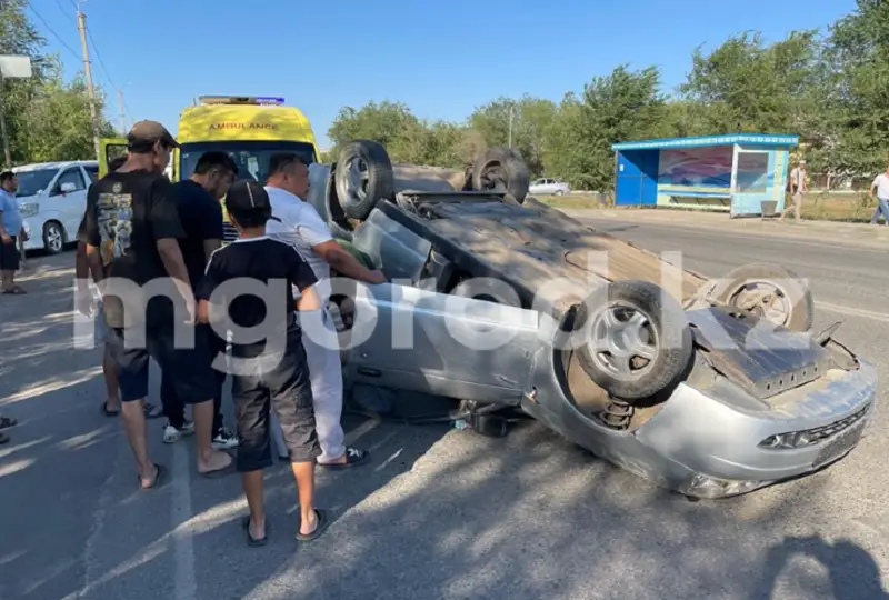 Lada влетела в прицеп с арбузами и перевернулась в Уральске