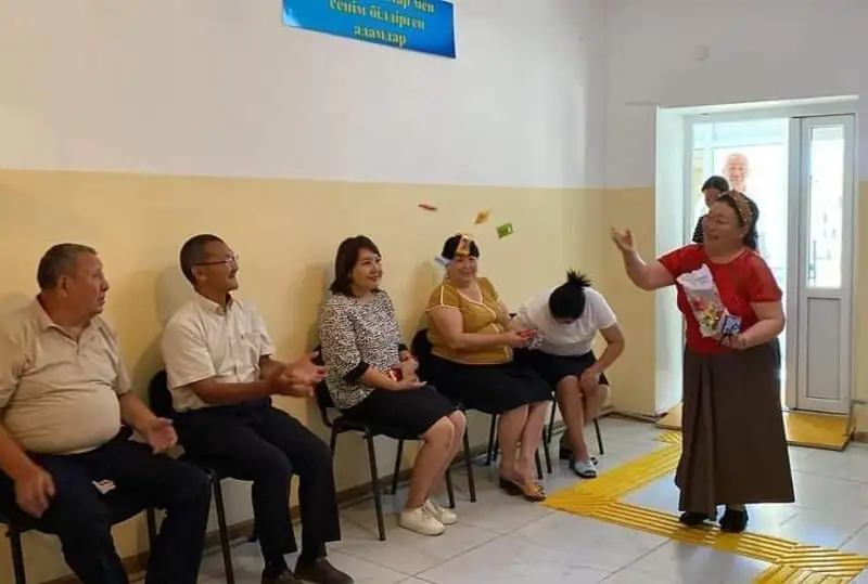 Daýys berýshi arystyq turǵyn shashý shashsa, saryaǵashtyq zeınetkerge shapan jabyldy
