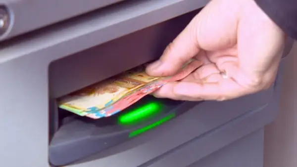بۇگىننەن باستاپ ەسكى 500 تەڭگە اينالىمنان شىعارىلادى