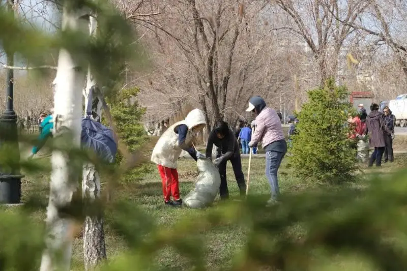 Свыше 62 тыс. человек вышли на субботник в Нур-Султане