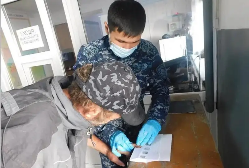 Отпечатки пальцев снимают у всех бродяг в Петропавловске