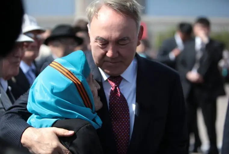 "Отан Ана" монументіне гүл шоғын қою рәсімінен кейін. Астана, "Отан қорғаушылар" алаңы, 2013 жылдың 9 мамыры).