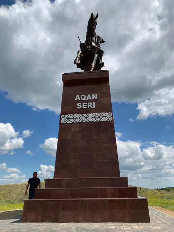 اقمولا وبلىسىندا «كوكشەتاۋ-نۇر-سۇلتان» تاس جولى بويىندا بەس تاريحي تۇلعانىڭ ەسكەرتكىشى ورناتىلدى