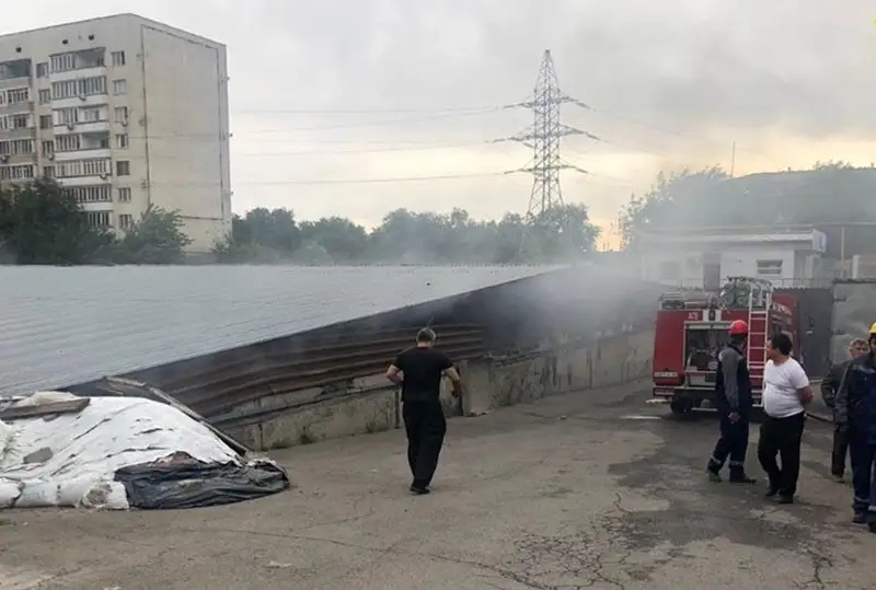 Гараж с лакокрасочной продукцией загорелся в Алматы