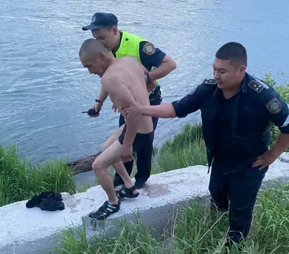 Уносимого сильным течением мужчину на бревне спасли на Иртыше