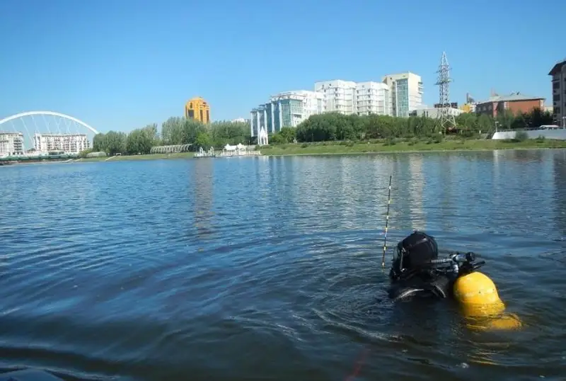 Шины и фрагменты мебели нашли водолазы на дне реки Есиль