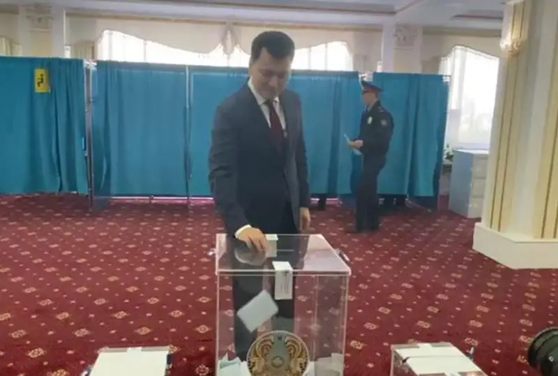Ерлан Карин вместе с семьей проголосовал на референдуме