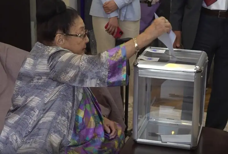 Бибигуль Тулегенова проголосовала на референдуме из дома