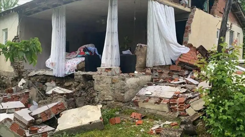 تۇركياداعى جەر سىلكىنىسى: 1 ادام كوز جۇمىپ، 18 ءى جاراقات الدى