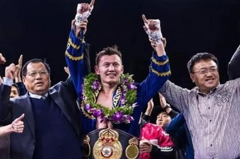 قىتايداعى قازاق بوكسشىسى «كانەلو» پروموۋتەرلەرىنىڭ بوكس كەشىندە جەڭىسكە جەتتى