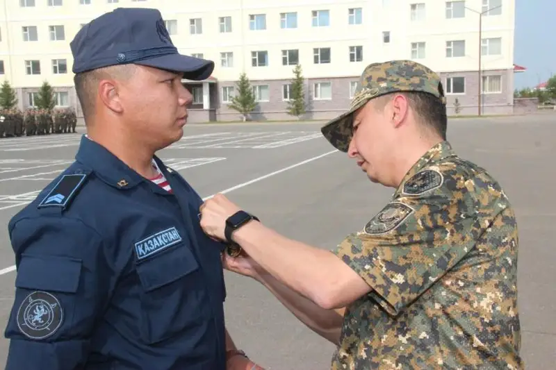 Спасших тонущего в Есиле человека военнослужащих наградили в Нацгвардии