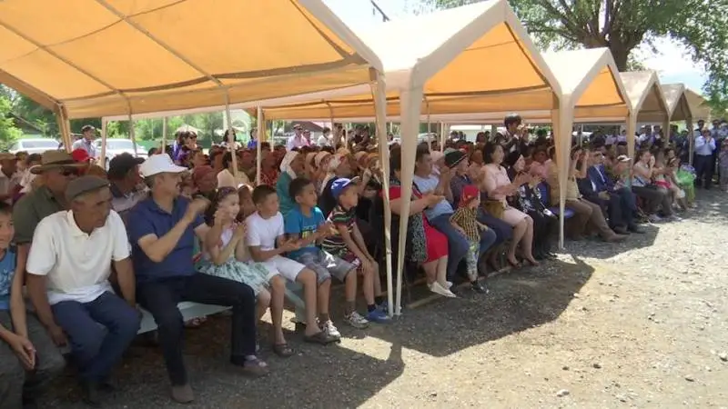 Жетісулық түлектер ауылдастарына тамаша тарту жасады