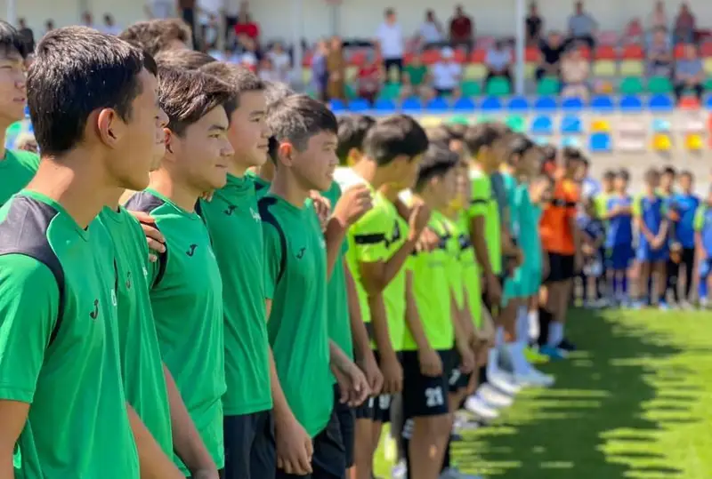 Более 720 мальчишек Тараза сыграли в чемпионате города по футболу