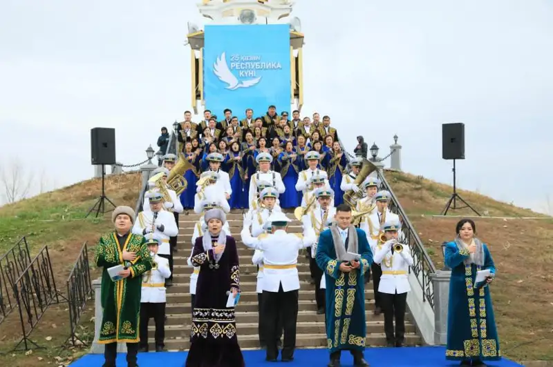 Гимн одновременно исполнили более 15 тысяч человек в Актюбинской области