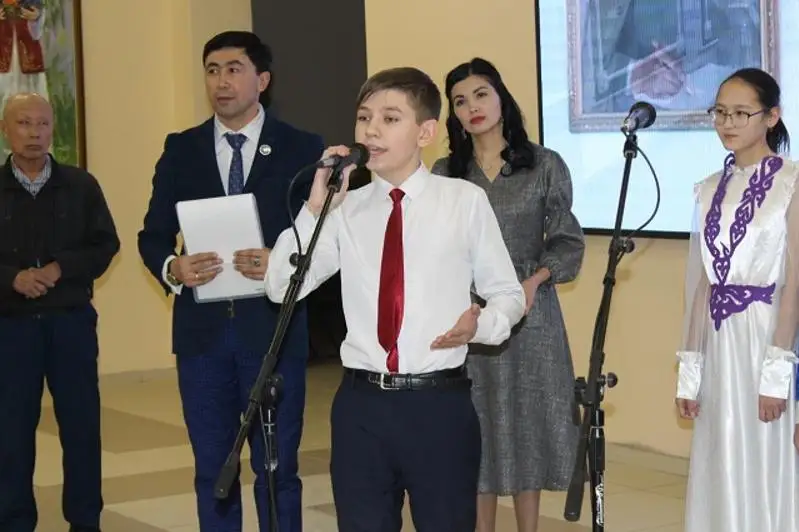 7-synyp oqýshysy Kırıll Svırıdov Abaıdyń 30 óleńіn jatqa bіledі