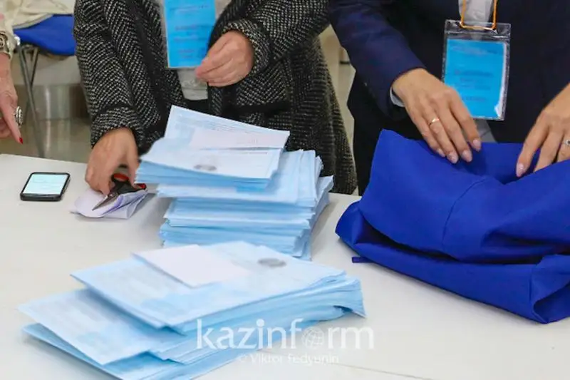 Барлық аумақтық референдум комиссиялары дауыс санап жатыр
