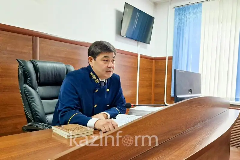 Jetisý oblysynda 13 jastaǵy qyzdy zorlaǵan naǵashysynyń isi sotta qaralýda