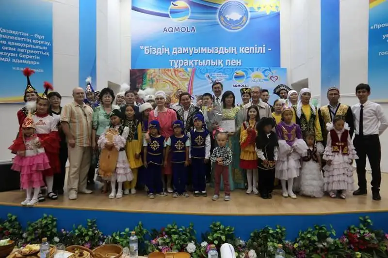 اقمولادا كوپبالالى وتباسىلار ۇلتتىق سالت-داستۇردەن سىنعا ءتۇستى