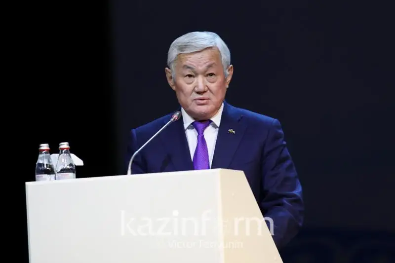 بەردىبەك ساپاربايەۆ: قوبىز بەن دومبىرانى فونوگراممامەن تارتاتىن كۇنگە جەتتىك