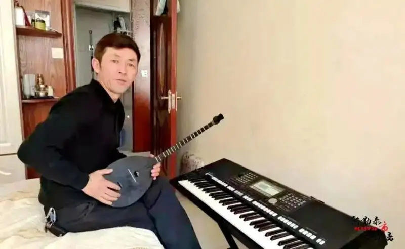 Этнический казах изготовил домбру из камня в Китае