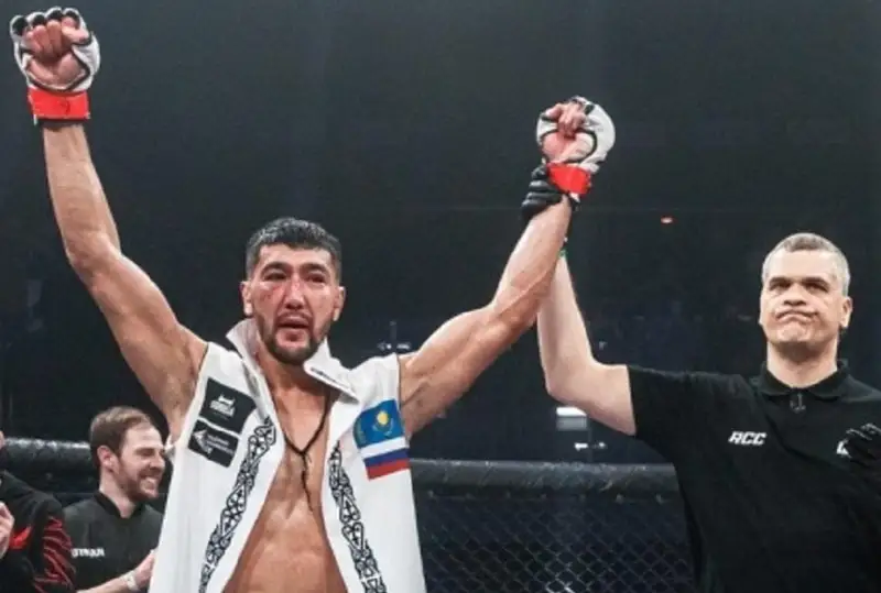 Казахский боец за минуту нокаутировал бразильца на турнире в Екатеринбурге