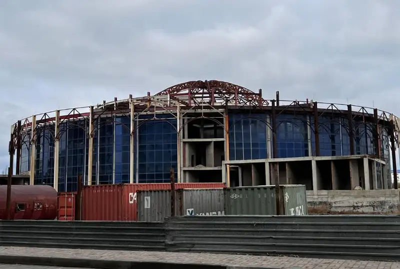 Недостроенный концертный зал за 3 млрд тенге полностью снесут в Атырау