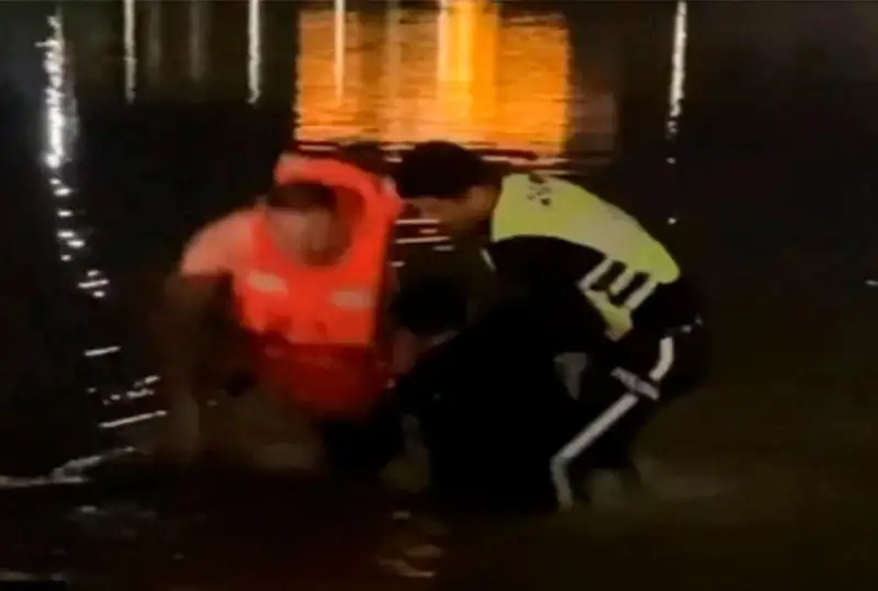 Спрыгнувшего с моста мужчину спасли полицейские в Атырау