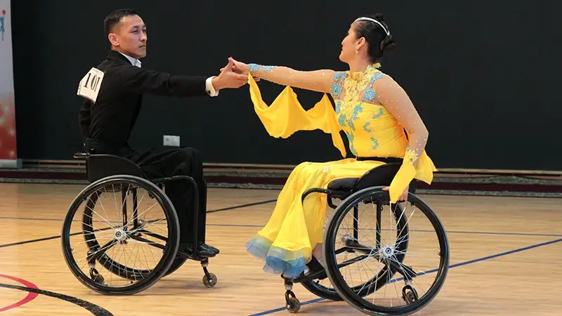 Әйелім ВКонтактедегі құрбымды сорып жатыр.