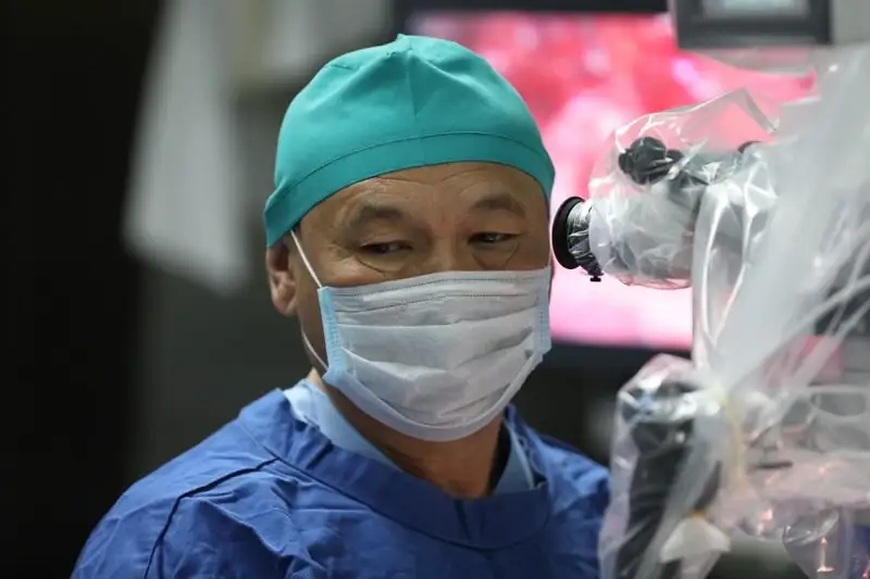 Сложную операцию на головной мозг провели 16-летней пациентке в столице