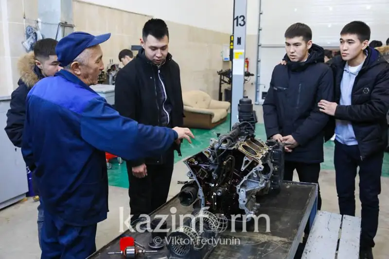 Студентам столичного колледжа провели экскурсию по автохозяйству УДП РК