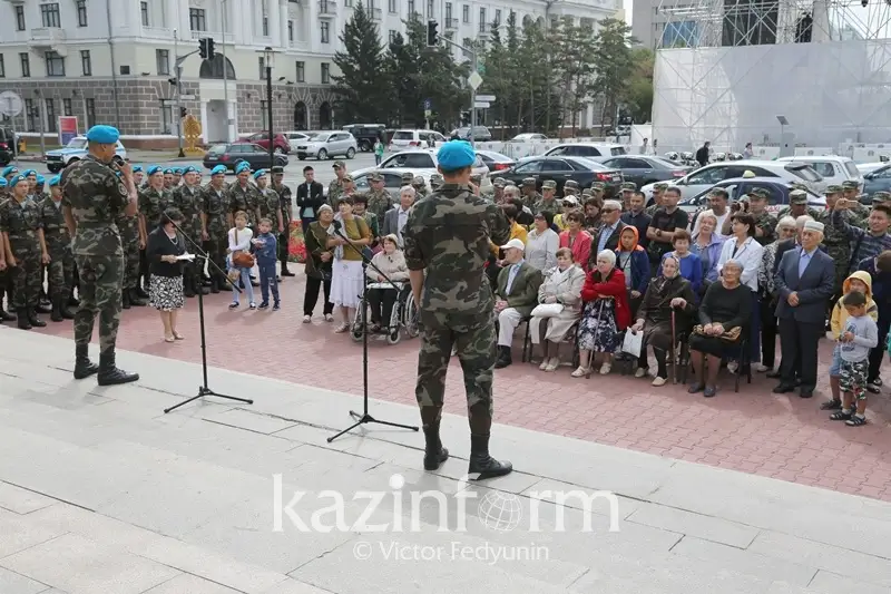 Астаналық сарбаз гитарамен Абайдың әнін орындады