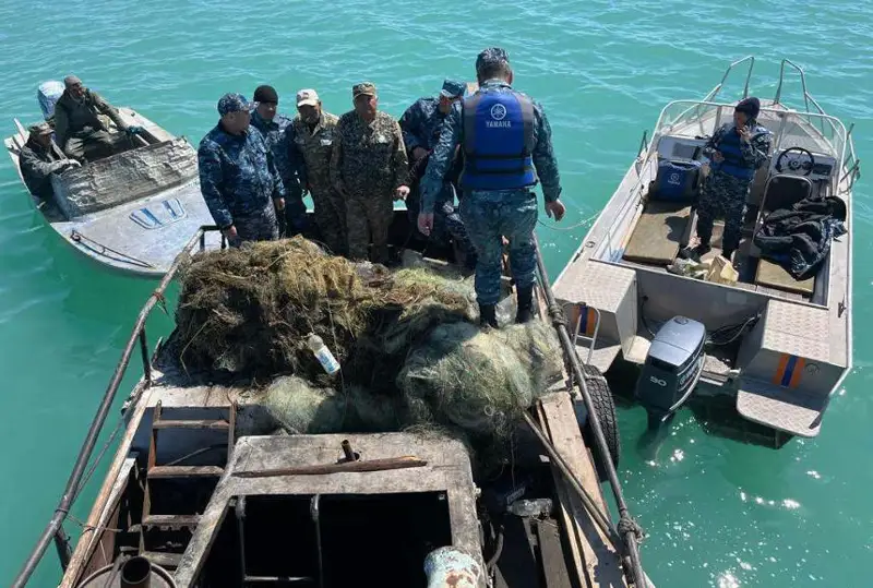 Более 200 браконьерских сетей собрали в озере Балхаш