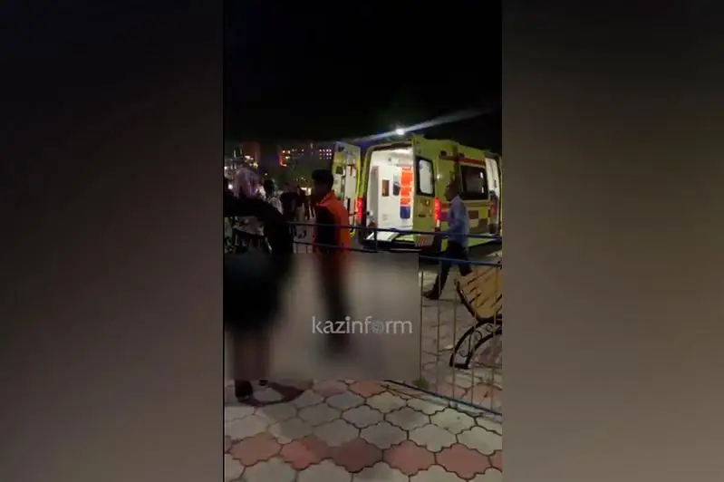 Сорвавшийся с аттракциона мужчина взобрался на стену скалолазания без разрешения