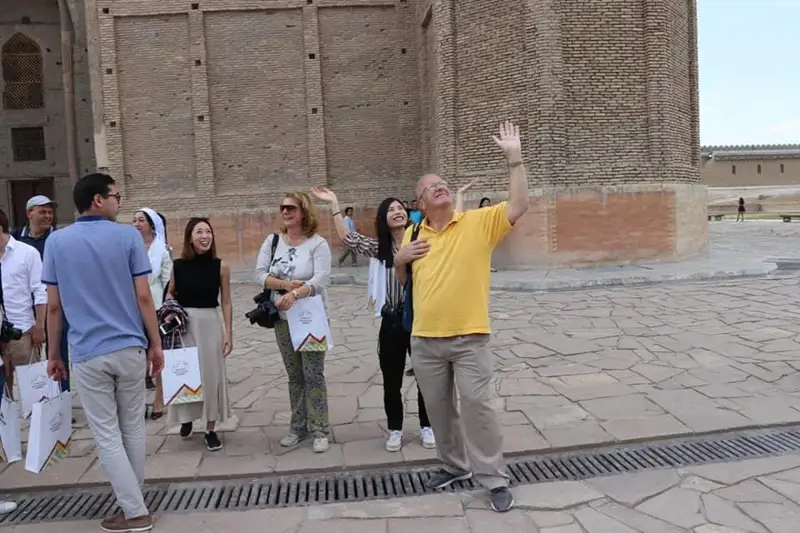 شەتەلدىك جۋرناليستەر ياساۋي كەسەنەسىمەن تانىستى